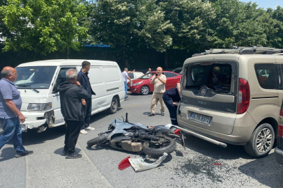 İstanbul'da ilginç kaza: Motosiklet sürücüsü otomobilin arka camından içeri girdi