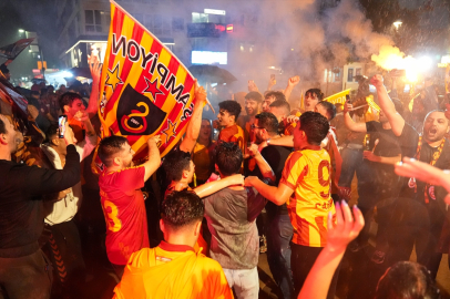 İzmir’de şampiyonluk kutlaması: Galatasaraylı taraftarlar yağmura rağmen meydanlara akın etti