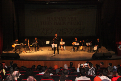 Bitlis’te Türk halk müziği konserine yoğun ilgi