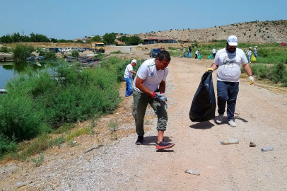 Bafa Gölü'nde doğaseverlerden çevre temizliği: Bir kamyon çöp çıktı!