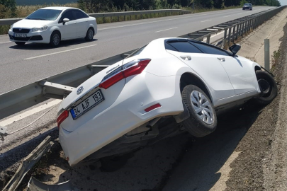 Bursa-Balıkesir karayolunda otomobil refüje çarptı: 2 yaralı