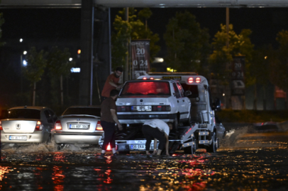 Ankara'da sağanak: Caddeler göle döndü