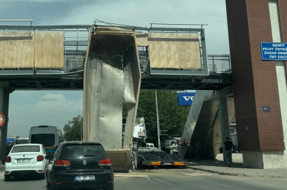 İzmir haber: Çiğli'de tır dorsesinin üst geçide çarpması trafiği aksattı