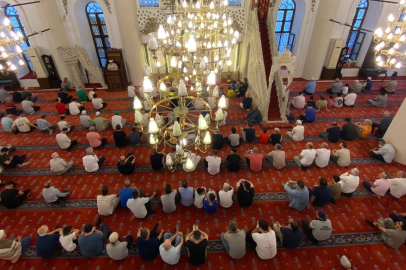 İzmir'de bayram heyecanı: Vatandaşlar namaz için camilere akın etti