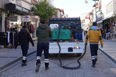 Çeşme Belediyesi’nde bayramda ilaçlama çalışmalarına devam ediyor