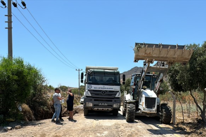 Bodrum'da içme suyu isale hattının patlamasıyla oluşan çukura otomobil düştü