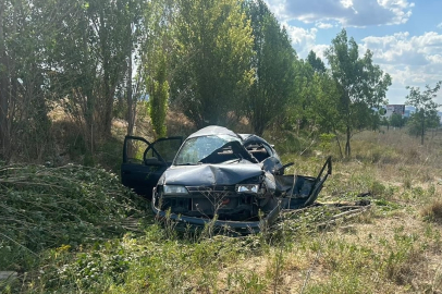 Afyonkarahisar'da otomobil şarampole devrildi: Yaralılar var