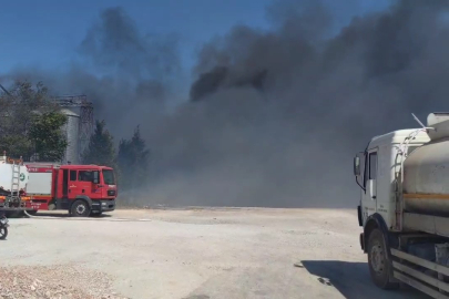 Bursa'da şiddetli rüzgarın etkisiyle geri dönüşüm deposu alev alev