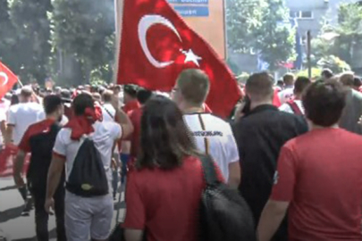 Binlerce Türk taraftar milliler için Dortmund sokaklarında