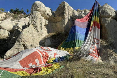 Kapadokya'da acil iniş yapan balon kayalıkların arasına sıkıştı