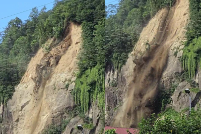 Rize'de toprak kayması anı kamerada