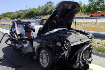 Kırklareli'nde tıra çarpan otomobil hurdaya döndü