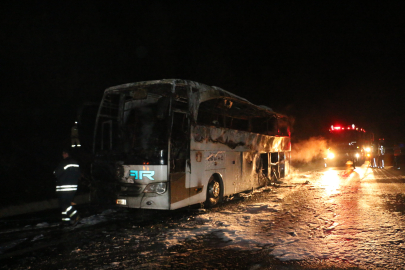 Adana'da yolcu otobüsü alev alev yandı