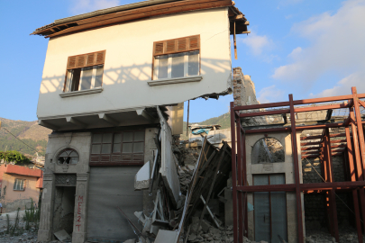 Hatay'da hasarlı binada çökme meydana geldi