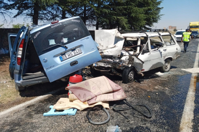 Afyon’da feci kaza: Kafa kafaya çarpışan araçlardaki 2 kişi öldü