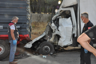 Edirne’de feci kaza: Kamyonet, buğday yüklü römorka çarptı