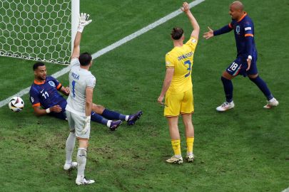 Hollanda,  çeyrek finalde