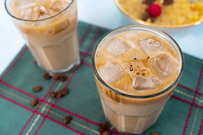 Yazın Vazgeçilmezi: Ev Yapımı Iced Latte ile Ferahlayın!