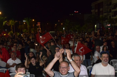 İzmir'de A Milli Futbol Takımı'nın galibiyeti coşkuyla kutlandı