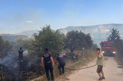 Manisa itfaiye ekipleri seferber oldu: İzmir yangınında evler son anda kurtarıldı