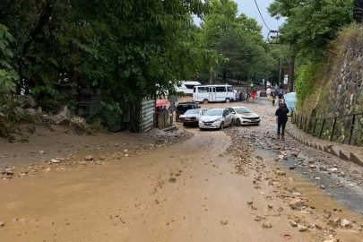 Bursa'da sağanak yağış: Dere taştı, araçlar sel sularına kapıldı
