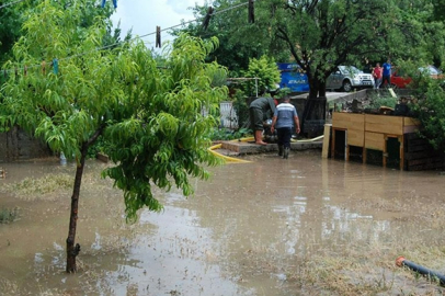 Çanakkale'de sağanak su baskınlarına neden oldu