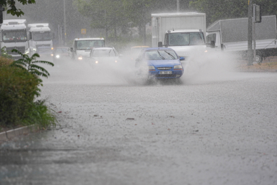İzmir haber: Sağanak yağış hayatı felç etti
