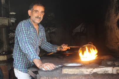 Kaybolmaya yüz tutmuş mesleği 40 derece sıcaklıkta 40 yıldır yapıyor!