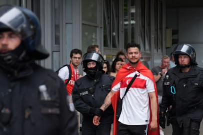 Berlin'de Türk taraftarlara gözaltı: Taraftar korteji dağıtıldı