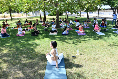 Çiğlili Kadınlar Güne Açık Havada Yoga Yaparak Başlıyor