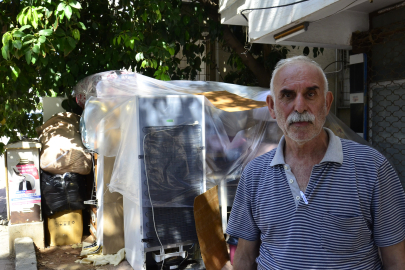 Mersin'de icra yoluyla kiracısı olduğu evden çıkarılan adam, kalacak yer bulamayınca eşyalarını yaklaşık 7 yıl önce satın aldığı evinin bulunduğu sokağa taşıdı