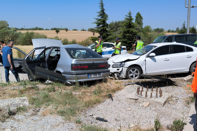 Kütahya'da ölümlü kaza: 2 otomobil çarpıştı