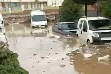 Kocaeli'de sağanak yağış hayatı felç etti