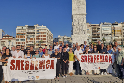 Srebrenitsa’da yitirilen canlar için denize karanfil bırakıldı