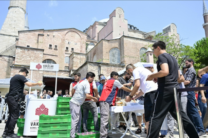 Ayasofya-i Kebir Cami-i Şerifi'nde vatandaşlara aşure ikram edildi