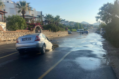 Muğla'da isale hattı patladı: Otomobil çukura düştü