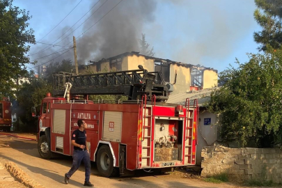 Pazar alışverişine giden baba ve oğlunun evleri küle döndü