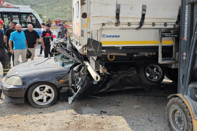 Bursa'da feci kaza: Otomobil tırın altına girdi