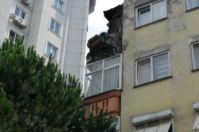 İstanbul’da korku dolu anlar: 4 kaltı binada balkon çöktü!