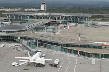 Olimpiyat önce Paris’te güvenlik krizi: Bomba ihbarı nedeniyle Mulhouse Havalimanı boşaltıldı