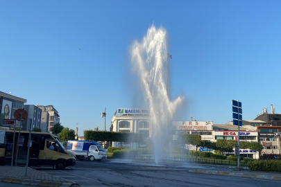 İstanbul'da su borusu patladı: Fışkıran tonlarca su caddeye aktı