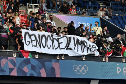 Olimpiyat futbol maçında İsrail protestosu: "Soykırım Olimpiyatları" pankartı açıldı