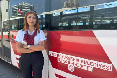 İzmir'de belediye otobüsünde çıkan yangını kadın şoför söndürdü