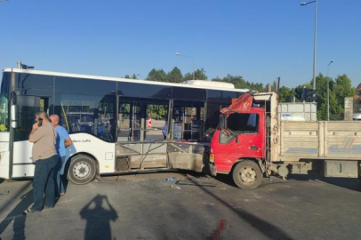 Bingöl'de halk otobüsü kamyon ile çarpıştı: Çok sayıda yaralı var