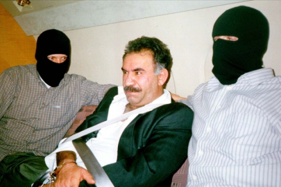 Abdullah Öcalan'ın posteri mezarlık duvarında