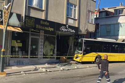 İstanbul'da İETT otobüsü kuaför dükkanına girdi