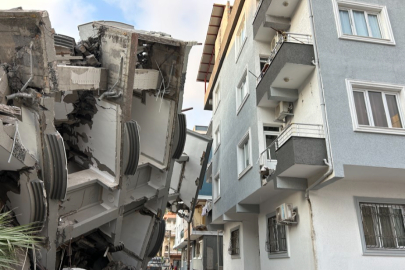 Hatay'da kontrollü yıkım faciası: 5 katlı bina diğer binanın üzerine devirdi