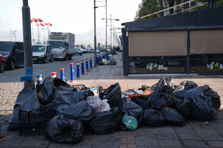 İzmir’de çöp krizi: Çalışanlar iş bıraktı, çöpler birikti