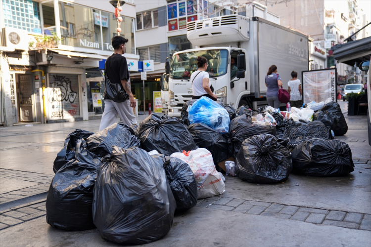 İzmir’de çöp krizi Çalışanlar iş bıraktı, çöpler birikti