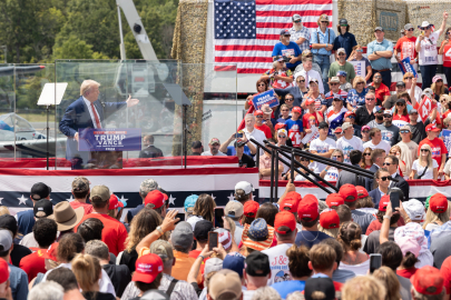 Trump ilk mitingini kurşungeçirmez camın arkasında yaptı